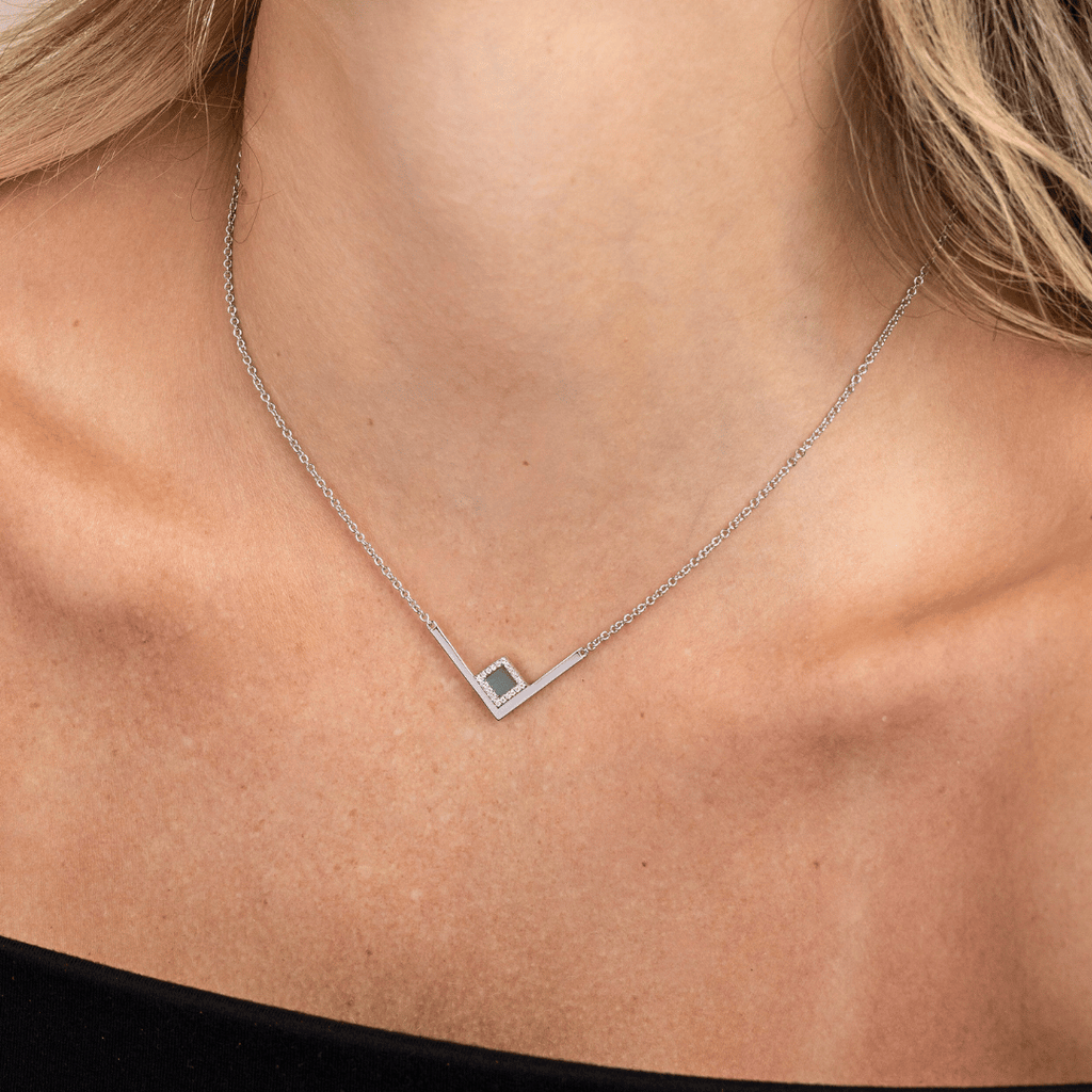 V Shiny Necklace